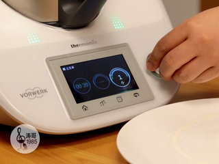 11、低脂芒果冰淇淋，脂肪含量仅有1％,开始打碎，我用的是美善品TM5智能移动厨房来做，你如果用别的机器可能操作会有点不一样，我先是用20秒，一边打一边慢慢加速到6速把食材打碎