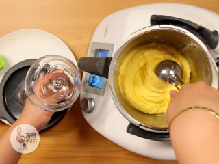 13、低脂芒果冰淇淋，脂肪含量仅有1％,我一共打了三次，每次都是一边打一边慢慢加速上去，这样可以避免突然的高速使食材飞溅到料理机壁上打不到