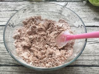 3、扭一扭，舔一舔，再泡一泡,用刮刀轻轻拌匀，呈现粗玉米粉状态，让黄油和面粉完全融合