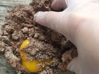 4、扭一扭，舔一舔，再泡一泡,然后加入蛋黄，用手揉搓，使其充分融合