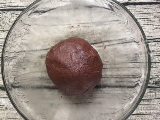 5、扭一扭，舔一舔，再泡一泡,揉成可可面团