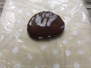 6、扭一扭，舔一舔，再泡一泡,揉好的面团盖上保鲜膜，擀成厚度约四毫米左右的片，建议在硅胶垫上铺上油纸进行擀制