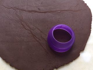 8、扭一扭，舔一舔，再泡一泡,取出冷冻好的面片，用圆形饼干模压出形状，预热烤箱170度