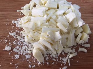 12、扭一扭，舔一舔，再泡一泡,把巧克力切碎，这样一会融化的时候时间短，还很容易