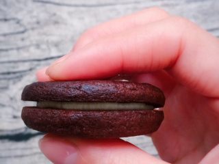 19、扭一扭，舔一舔，再泡一泡,轻轻的压一下，等待自然冷却即可