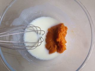 2、南瓜戚风蛋糕,加入南瓜泥（切片蒸熟后用汤匙压成泥）