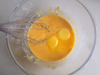 4、南瓜戚风蛋糕,加入蛋黄拌匀