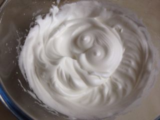 7、南瓜戚风蛋糕,蛋清分三次加入细砂糖，用电动打蛋器打至偏干性发泡