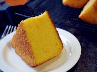 13、南瓜戚风蛋糕,烘烤结束，将蛋糕取出，倒扣在晾架上晾凉后，脱模切块