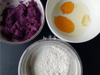 1、紫薯铜锣烧,备好食材：紫薯泥；低筋面粉、无铝泡打粉混合过细筛；无油无水的容器里放入鸡蛋，牛奶，玉米油，蜂蜜，细砂糖，盐；