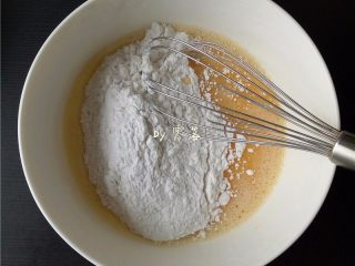 3、紫薯铜锣烧,筛入低筋面粉、无铝泡打粉；