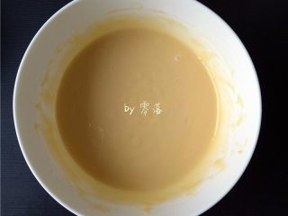 4、紫薯铜锣烧,用手动打蛋器搅拌均匀，面糊无干粉、变得顺滑，可停止搅拌；静置25分钟；