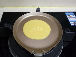 7、紫薯铜锣烧,静置后的面糊重新搅拌均匀；将一勺面糊滴入煎盘；