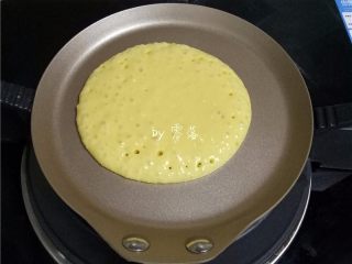 8、紫薯铜锣烧,开最小火，观察面饼出现密集小气泡，立即翻面；