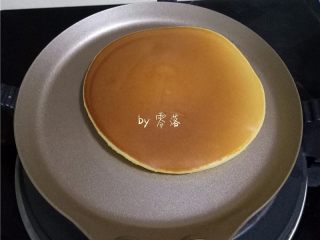 9、紫薯铜锣烧,翻面后的面饼，再煎几秒钟；将剩下的面糊都煎好；