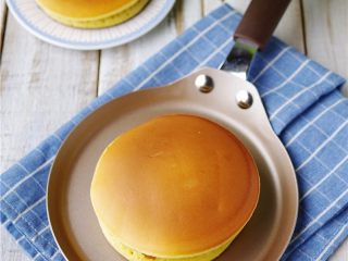 11、紫薯铜锣烧,再盖上一张面饼，【紫薯铜锣烧】就好啦；