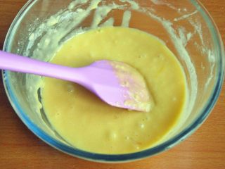 4、原味蒸蛋糕,混合至无干粉即可。