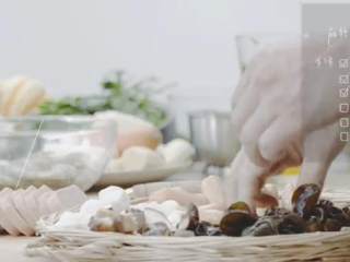 1、麻辣香锅,脆皮肠、墨鱼丸改刀，香菇切块，午餐肉、胡萝卜切片