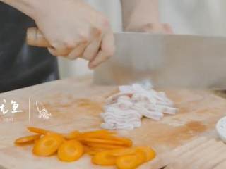 4、麻辣香锅,切鱿鱼