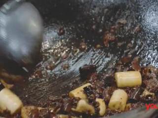 11、麻辣香锅,加豆瓣酱、香辣酱、葱、姜、蒜翻炒