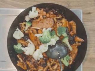 12、麻辣香锅,加酱油、盐、炸虾、木耳、鱿鱼圈、午餐肉、香菇、胡萝卜、墨鱼丸、脆皮肠、西兰花、花菜、魔芋结，翻炒