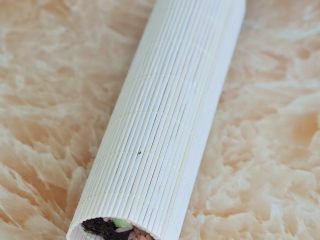 6、韩式紫菜包饭便当,用寿司帘裹好,放置半小时定型。