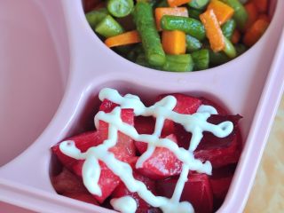 10、韩式紫菜包饭便当,下面准备配菜。将红布林切丁放入,表面挤上沙拉酱,就是道水果沙拉。