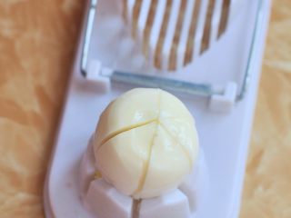 12、韩式紫菜包饭便当,煮四季豆的时候,顺便放个鸡蛋进去,冷水下锅,水开后煮6分钟,去壳后切成瓣状。