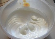 7、酸奶蓝莓蛋糕,蛋白分三次加入65克糖，先高速再低速，打发到提起有偏软的小尖角的中性打发状态。