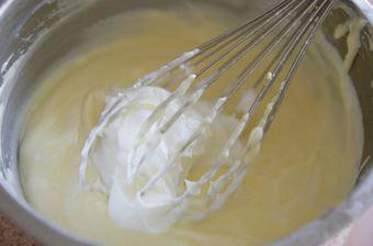 7、轻乳酪杯子蛋糕,取出冰箱中略变浓稠的乳酪糊，加入1/3量的打发蛋白。