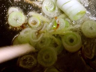 3、打卤面,油热放葱姜炒香