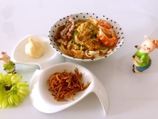 13、打卤面,面条装碗浇上香浓鲜美的卤在摆放上卤猪舌、大虾????