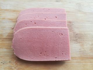 2、百变大眼怪三明治,把火腿肠切成薄片（实际只用到了2片）