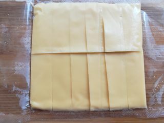 6、百变大眼怪三明治,芝士片切成合适的长度