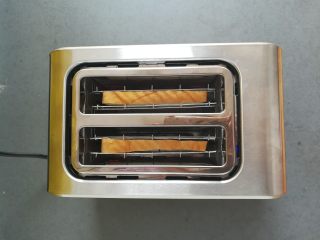 8、百变大眼怪三明治,吐司片烤好以后会自动弹出来