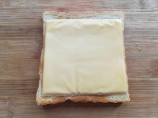 9、百变大眼怪三明治,在吐司片上放上一块芝士片