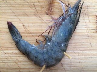 1、黄金虾球,把虾清洗干净，沥干水分，用牙签去掉虾线。