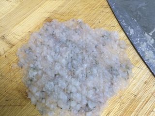 7、黄金虾球,把虾肉用刀剁成泥。