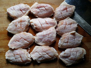 2、奥尔良烤鸡翅 ,鸡翅洗净在背面竖划二刀、这样腌制时既方便入味又可保持完整；不要横着划开，看似也易入味但那样会破坏肌肉组织，再经高温烘烤水份已流失自然不好吃了