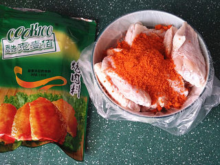 3、奥尔良烤鸡翅 ,倒入新奥尔良烤肉料