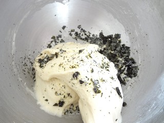 4、 海苔芝士玛德琳咸面包,面团变得光滑后加入称量好的海苔碎和卡夫芝士粉继续低速混合一会
