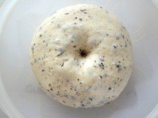 7、 海苔芝士玛德琳咸面包,发酵完成后手指粘粉戳孔洞口不回缩不塌陷就可以了