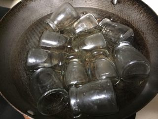 1、可以倒扣的自制老酸奶（面包机版）,玻璃瓶高温杀菌，沸水煮三分钟左右。