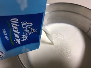 6、可以倒扣的自制老酸奶（面包机版）,再缓缓倒入剩余牛奶。