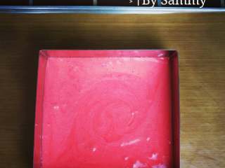 2、织女也疯狂 — 【爱心蛋糕卷】,然后一次性加入色拉油和色素，翻拌均匀后倒入20*20cm的模具，烤箱160°c烤20min。