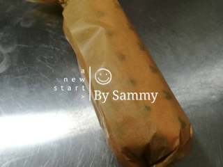 16、织女也疯狂 — 【爱心蛋糕卷】,卷好的蛋糕卷收口朝下，用油纸包成糖果状，冷冻30分钟后切割。