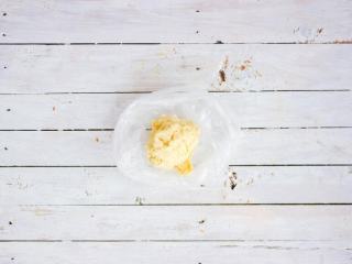 8、柠檬塔,装入保鲜袋中,冰箱冷藏过夜