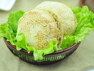 15、全麦夹馍,把泡好的肉加入全麦饼中即可