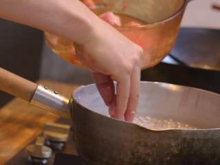 2、杭椒牛柳&苦瓜排骨汤,将排骨倒入热水锅