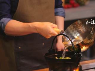 5、杭椒牛柳&苦瓜排骨汤,将切块后的鲜姜铺在苦瓜和排骨上,热锅倒水,煮片刻后去渣,继续熬煮